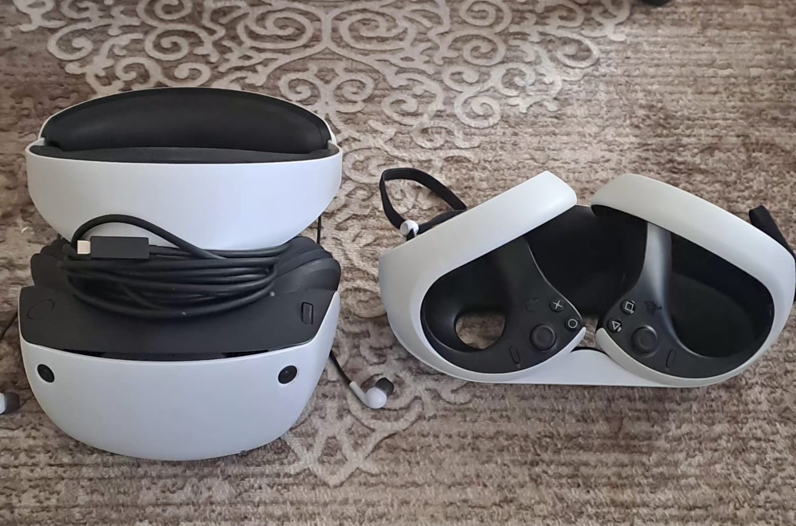 SONY PLAYSTATION VR2 WITH CHARGING DOC.